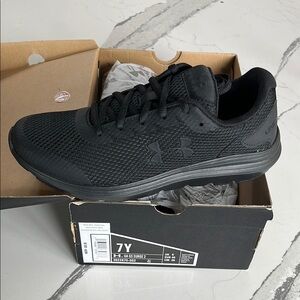 New Youth size 7 Under Armour Black Athletic Shoes Sleek Design